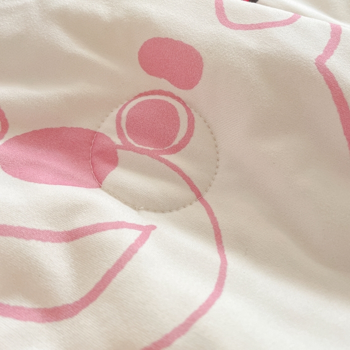 91家纺网 家纺一手货源 找家纺 心卓婴童馆 2025新款A类针织棉被芯—影棚图 花朵熊