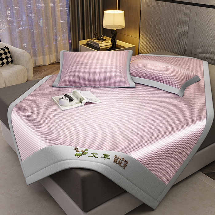 91家纺网 家纺一手货源 找家纺 阿牛席业 2025新款水洗冰晶系列-宽头绣复三明治条席 小牙格-粉-反面三明治款条席