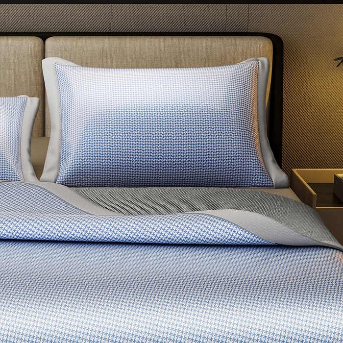 91家纺网 家纺一手货源 找家纺 阿牛席业 2025新款水洗冰晶系列-宽头绣复三明治条席 小牙格-蓝-反面三明治款条席