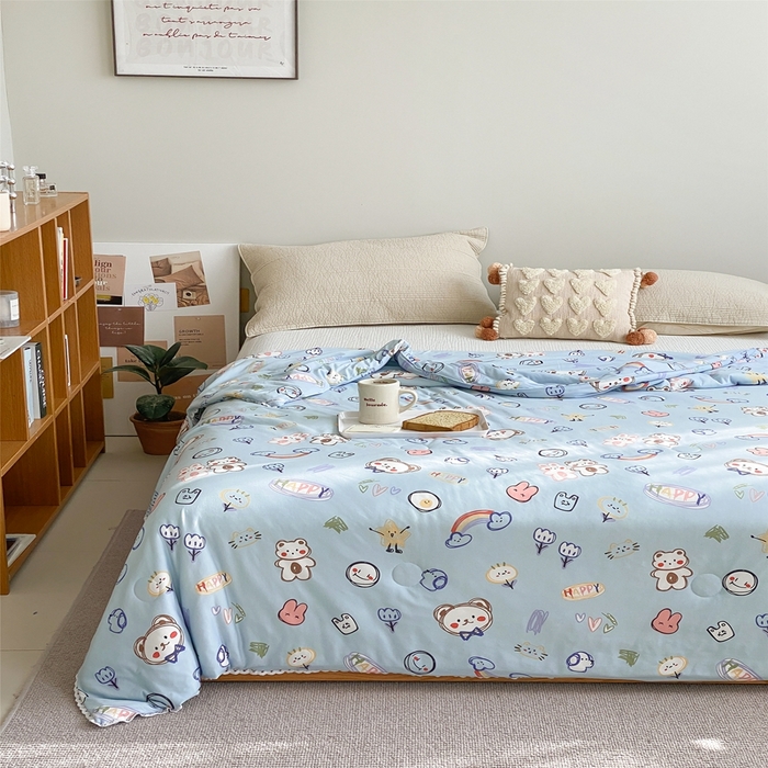 91家纺网 家纺一手货源 找家纺 心卓婴童馆 2025新款A类针织棉被芯—影棚图 彩虹熊-蓝