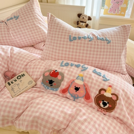 91家纺网 家纺一手货源 找家纺 葡萄家 2025专版高克重超萌卡通格子双拼毛巾绣软糯糯水洗棉四件套 森林派对