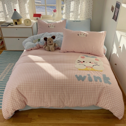 91家纺网 家纺一手货源 找家纺 顾里家纺 2025新款ins少女心毛巾绣云朵棉四件套 粉格白猫