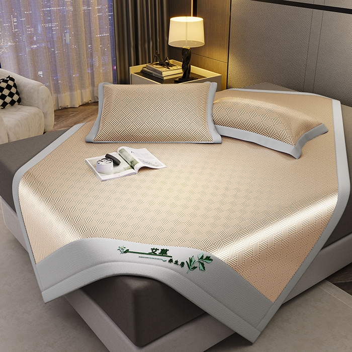 91家纺网 家纺一手货源 找家纺 阿牛席业 2025新款水洗冰晶系列-宽头绣复三明治条席 饼干花-咖-反面三明治款条席