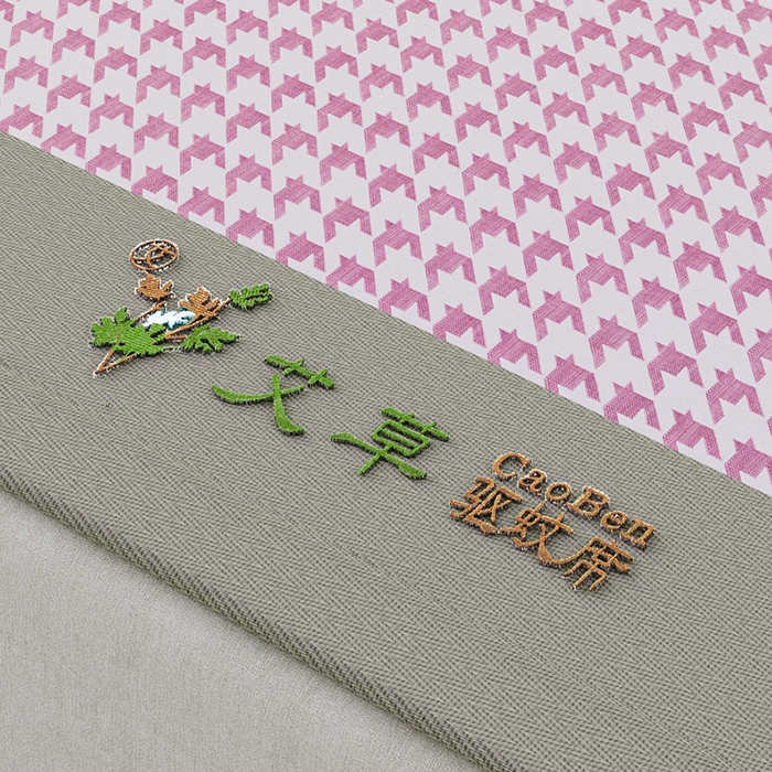 91家纺网 家纺一手货源 找家纺 阿牛席业 2025新款水洗冰晶系列-宽头绣复无纺布条席 大千鸟格-粉-反面无纺布款条席