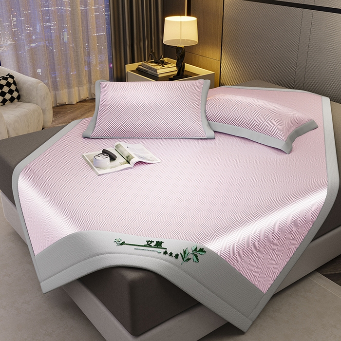 91家纺网 家纺一手货源 找家纺 阿牛席业 2025新款水洗冰晶系列-宽头绣复三明治条席 饼干花-粉-反面三明治款条席