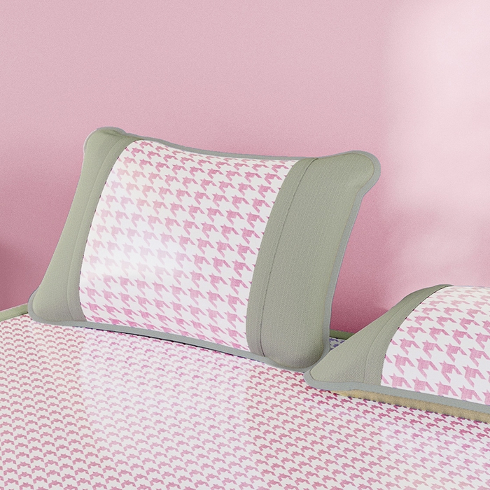 91家纺网 家纺一手货源 找家纺 阿牛席业 2025新款水洗冰晶系列-宽头绣复无纺布条席 大千鸟格-粉-反面无纺布款条席