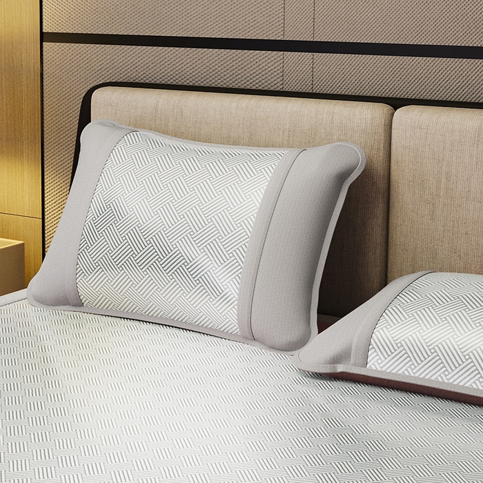 91家纺网 家纺一手货源 找家纺 阿牛席业 2025新款水洗冰晶系列-宽头绣复无纺布条席 饼干花-灰-反面无纺布款条席