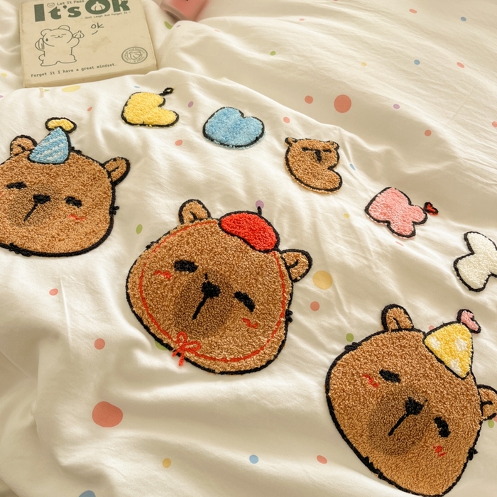 91家纺网 家纺一手货源 找家纺 葡萄家 2025专版高克重超萌卡通格子双拼毛巾绣软糯糯水洗棉四件套 糖果卡皮巴拉