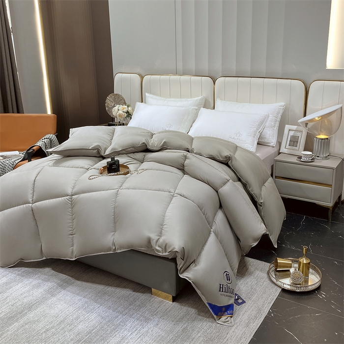 91家纺网 家纺一手货源 找家纺 招财星2店仓储 2025新款款全棉防羽布希尔顿被 灰色