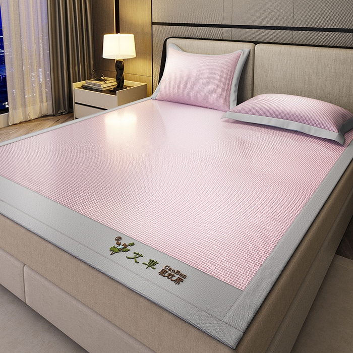 91家纺网 家纺一手货源 找家纺 阿牛席业 2025新款水洗冰晶系列-宽头绣复三明治条席 小牙格-粉-反面三明治款条席