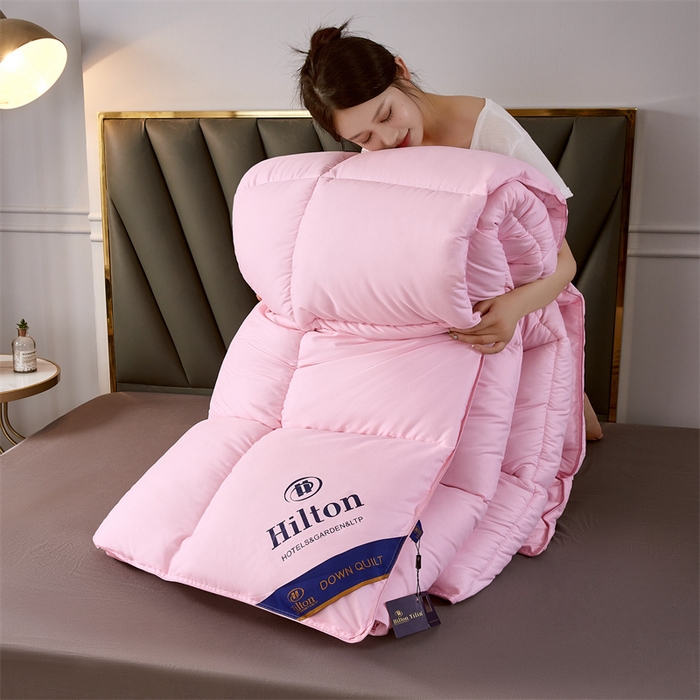 91家纺网 家纺一手货源 找家纺 招财星2店仓储 2025新款款全棉防羽布希尔顿被 粉色