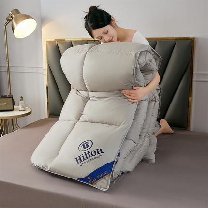 91家纺网 家纺一手货源 找家纺 招财星2店仓储 2025新款款全棉防羽布希尔顿被 灰色