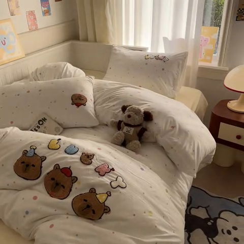 91家纺网 家纺一手货源 找家纺 葡萄家 2025专版高克重超萌卡通格子双拼毛巾绣软糯糯水洗棉四件套 糖果卡皮巴拉