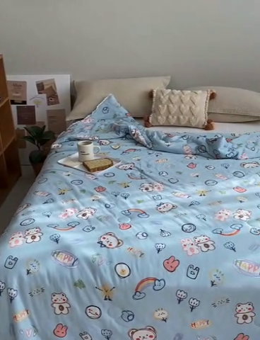 91家纺网 家纺一手货源 找家纺 心卓婴童馆 2025新款A类针织棉被芯—影棚图 彩虹熊-蓝