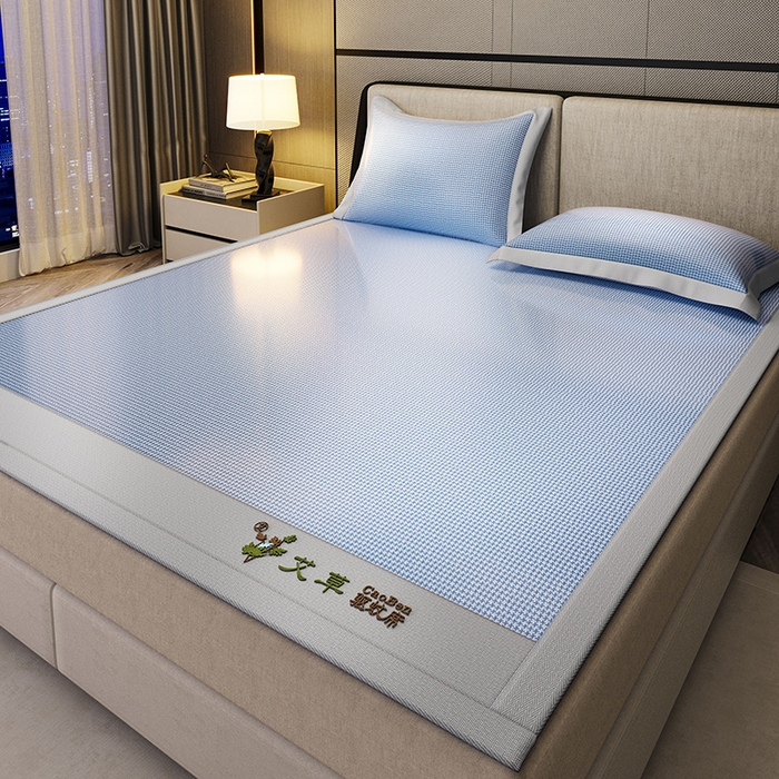 91家纺网 家纺一手货源 找家纺 阿牛席业 2025新款水洗冰晶系列-宽头绣复三明治条席 小牙格-蓝-反面三明治款条席