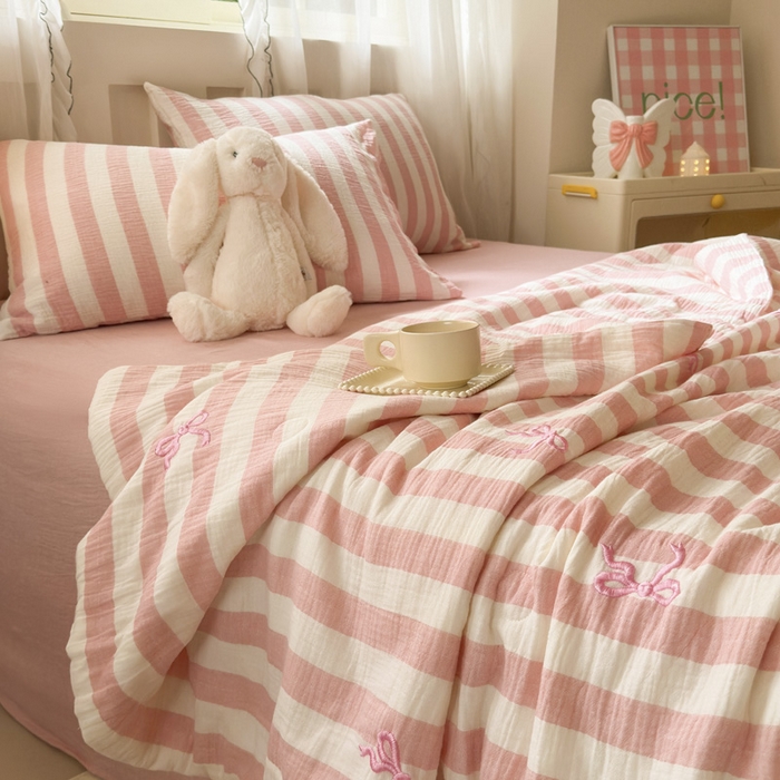 91家纺网 家纺一手货源 找家纺 木楌家居2025新款色织条纹皱皱纱刺绣款夏被 在逃公主 粉