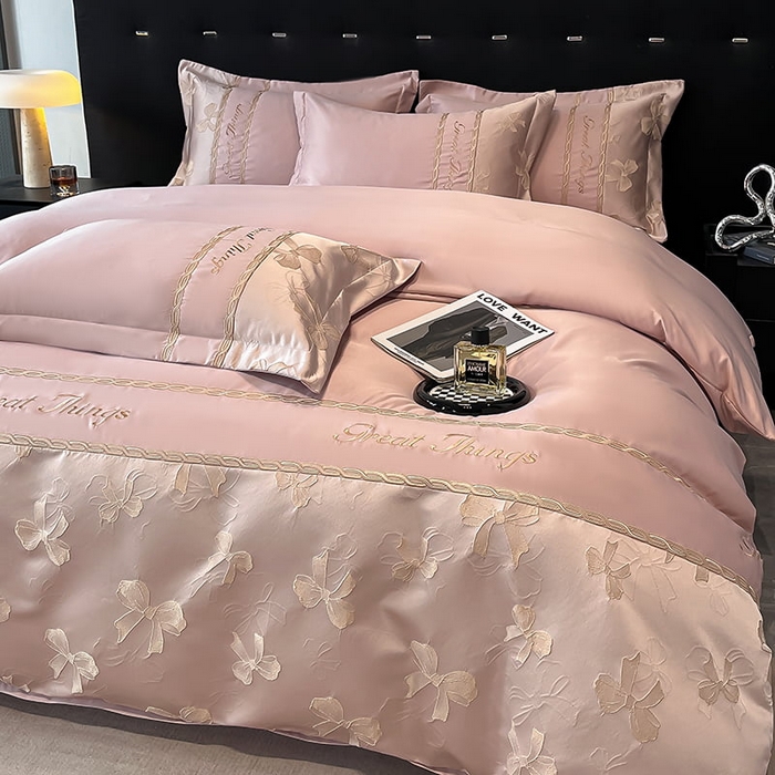 91家纺网 家纺一手货源 找家纺 金牛座家纺 2025新款金丝提花亲肤棉刺绣拼接四件套 情结-浅豆沙