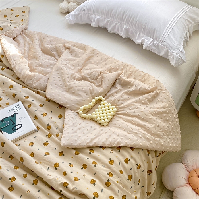 91家纺网 家纺一手货源 找家纺 米乐被业 2025新款水洗棉凉豆豆夏被 小蘑菇