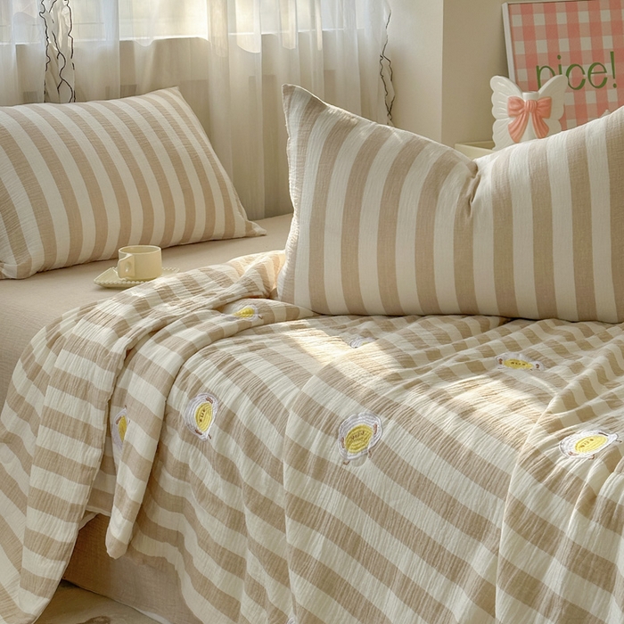 91家纺网 家纺一手货源 找家纺 木楌家居2025新款色织条纹皱皱纱刺绣款夏被 溏心蛋