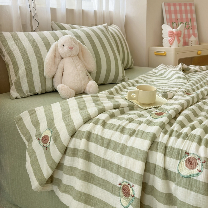 91家纺网 家纺一手货源 找家纺 木楌家居2025新款色织条纹皱皱纱刺绣款夏被 牛油果