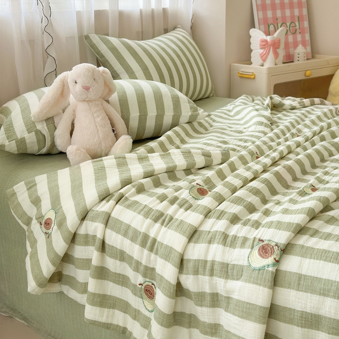 91家纺网 家纺一手货源 找家纺 木楌家居2025新款色织条纹皱皱纱刺绣款夏被 牛油果