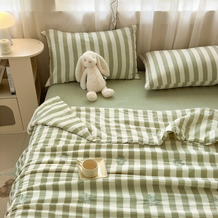 91家纺网 家纺一手货源 找家纺 木楌家居2025新款色织条纹皱皱纱刺绣款夏被 枫叶