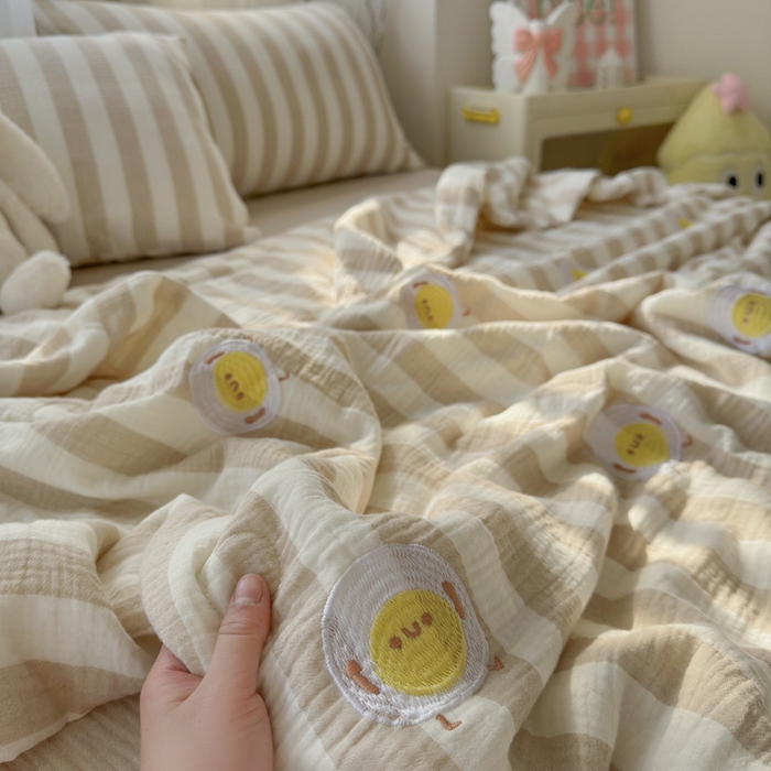 91家纺网 家纺一手货源 找家纺 木楌家居2025新款色织条纹皱皱纱刺绣款夏被 溏心蛋