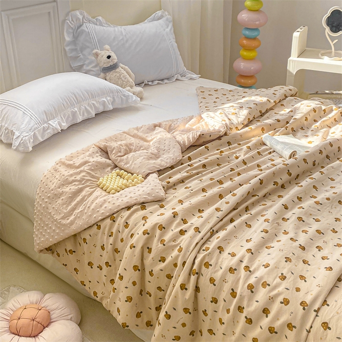 91家纺网 家纺一手货源 找家纺 米乐被业 2025新款水洗棉凉豆豆夏被 小蘑菇