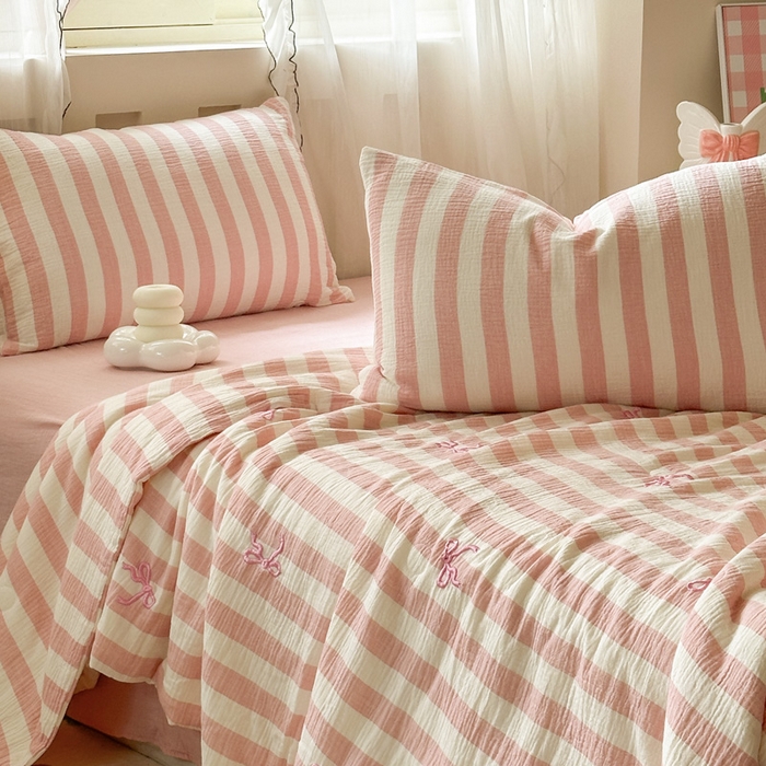 91家纺网 家纺一手货源 找家纺 木楌家居2025新款色织条纹皱皱纱刺绣款夏被 在逃公主 粉