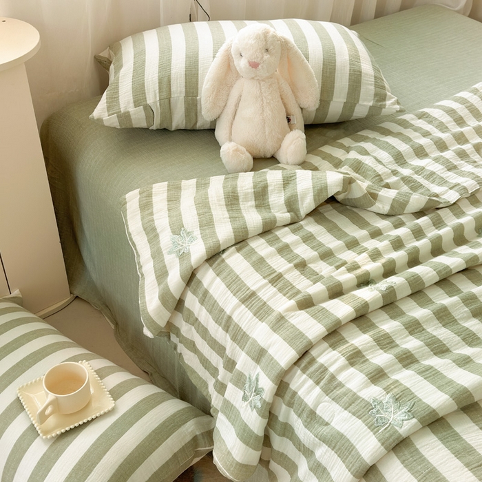 91家纺网 家纺一手货源 找家纺 木楌家居2025新款色织条纹皱皱纱刺绣款夏被 枫叶