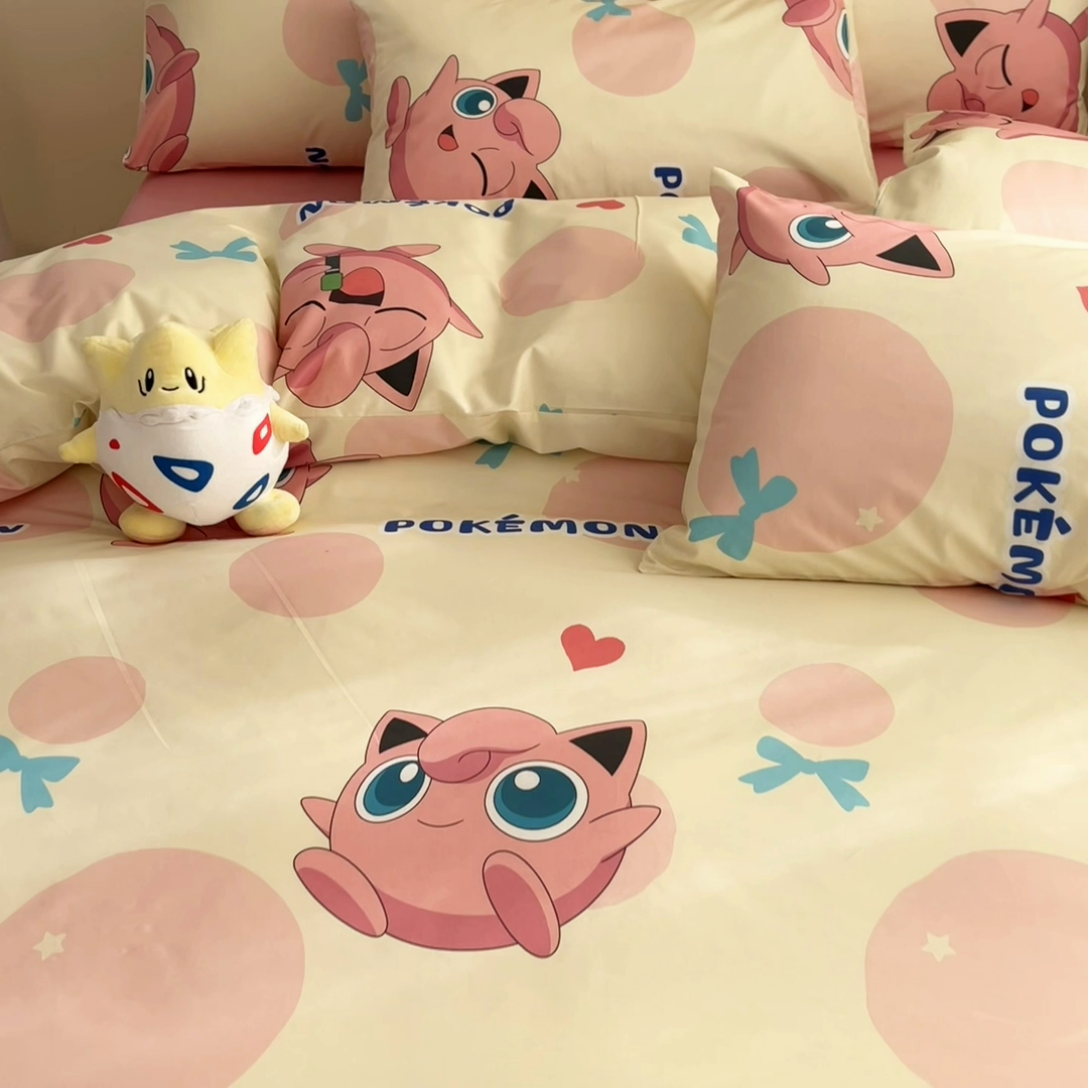 91家纺网 家纺一手货源 找家纺 桃子家居 2025新款宝可梦正版授权皮卡丘纯棉印花系列四件套 棉宝可梦-蝴蝶结胖丁