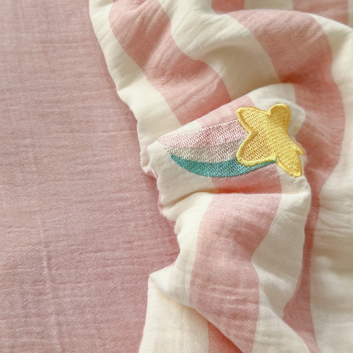 91家纺网 家纺一手货源 找家纺 木楌家居2025新款色织条纹皱皱纱刺绣款夏被 星河坠落