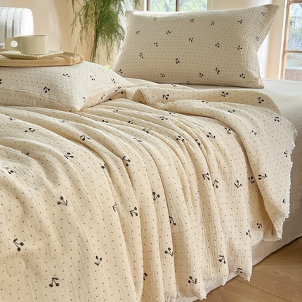 91家纺网 家纺一手货源 找家纺 木楌家居2025新款全棉皱皱纱花边款大豆夏被 映夏