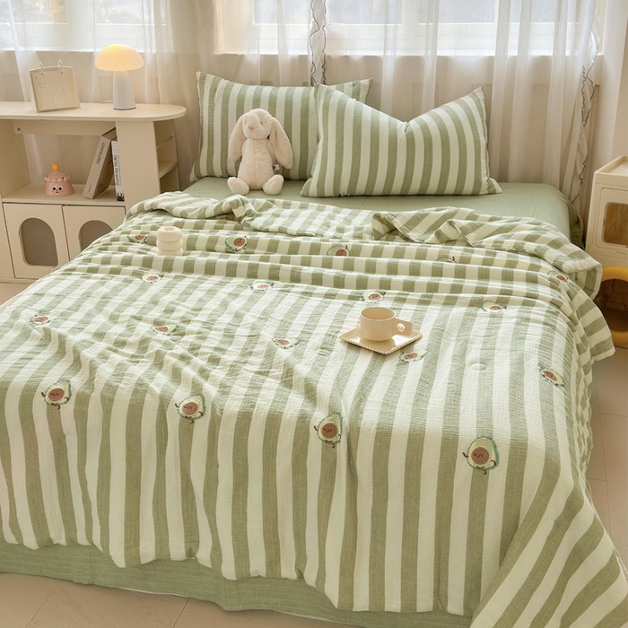 91家纺网 家纺一手货源 找家纺 木楌家居2025新款色织条纹皱皱纱刺绣款夏被 牛油果