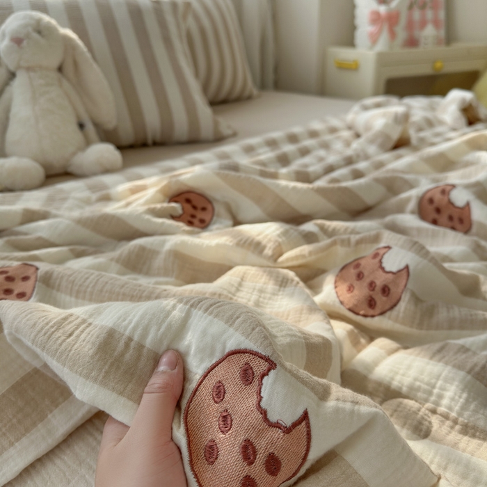 91家纺网 家纺一手货源 找家纺 木楌家居2025新款色织条纹皱皱纱刺绣款夏被 曲奇