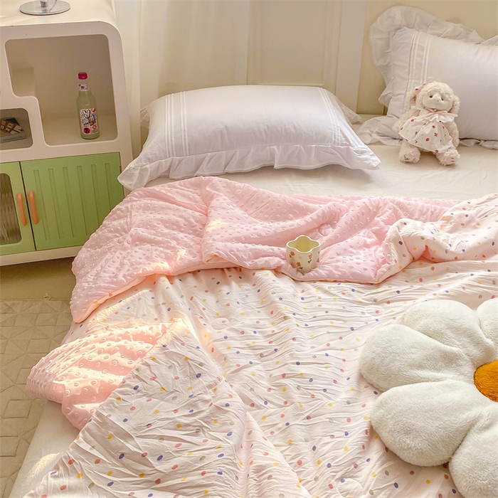 91家纺网 家纺一手货源 找家纺 米乐被业 2025新款水洗棉凉豆豆夏被 彩色波点