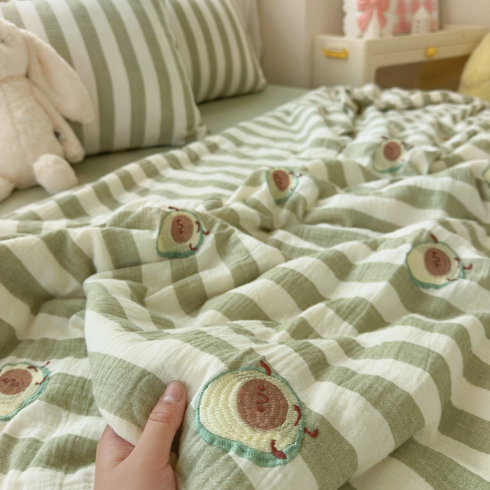 91家纺网 家纺一手货源 找家纺 木楌家居2025新款色织条纹皱皱纱刺绣款夏被 牛油果