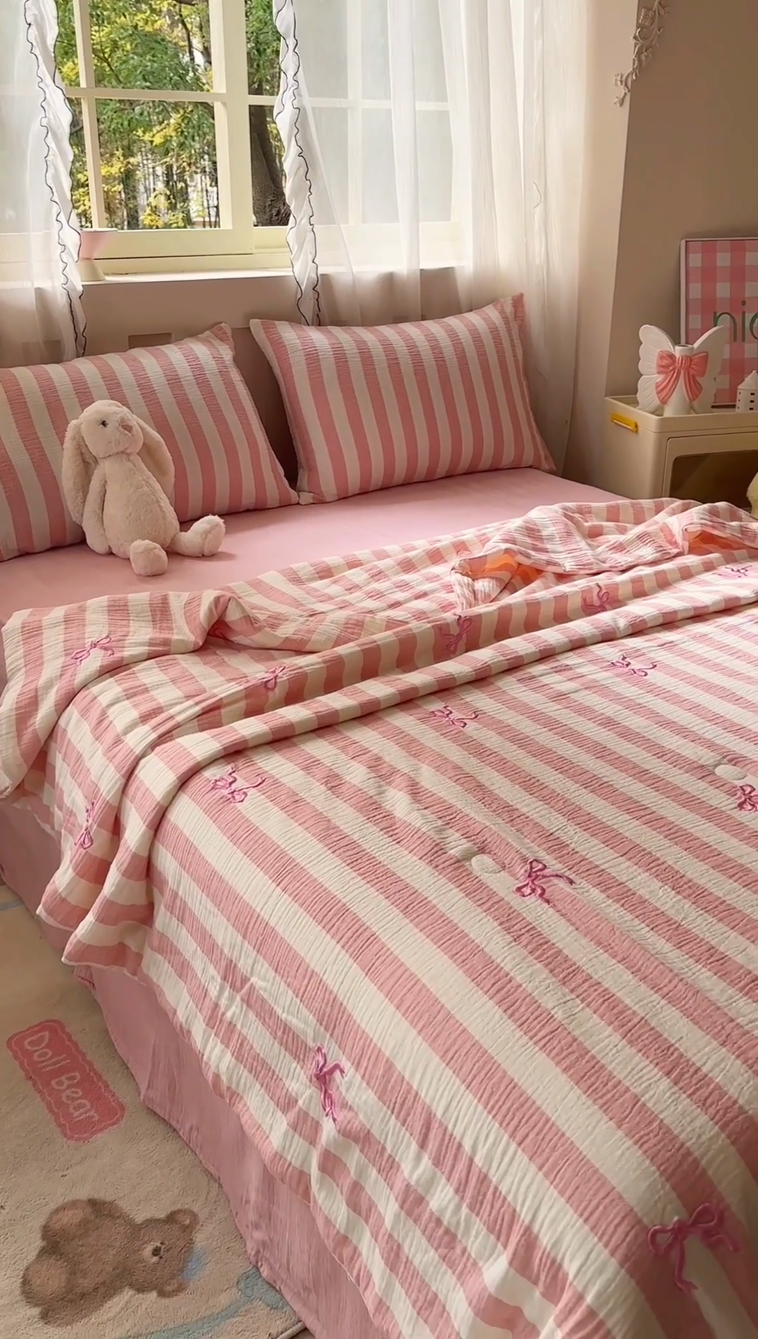 91家纺网 家纺一手货源 找家纺 木楌家居2025新款色织条纹皱皱纱刺绣款夏被 在逃公主 粉