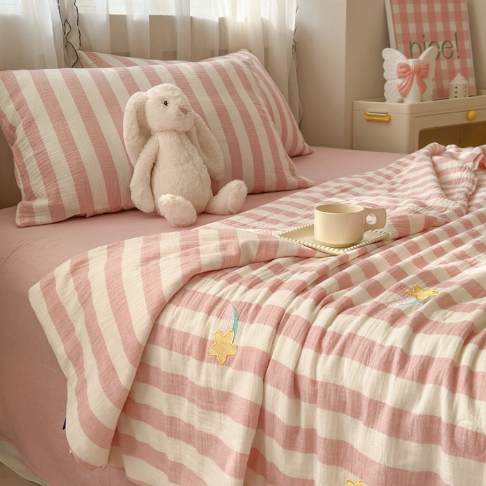 91家纺网 家纺一手货源 找家纺 木楌家居2025新款色织条纹皱皱纱刺绣款夏被 星河坠落