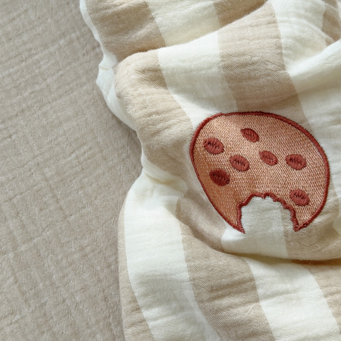 91家纺网 家纺一手货源 找家纺 木楌家居2025新款色织条纹皱皱纱刺绣款夏被 曲奇