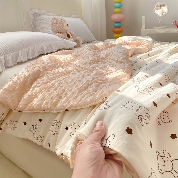 91家纺网 家纺一手货源 找家纺 米乐被业 2025新款水洗棉凉豆豆夏被 小熊院长