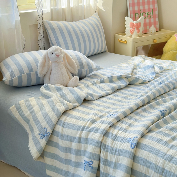 91家纺网 家纺一手货源 找家纺 木楌家居2025新款色织条纹皱皱纱刺绣款夏被 在逃公主 兰