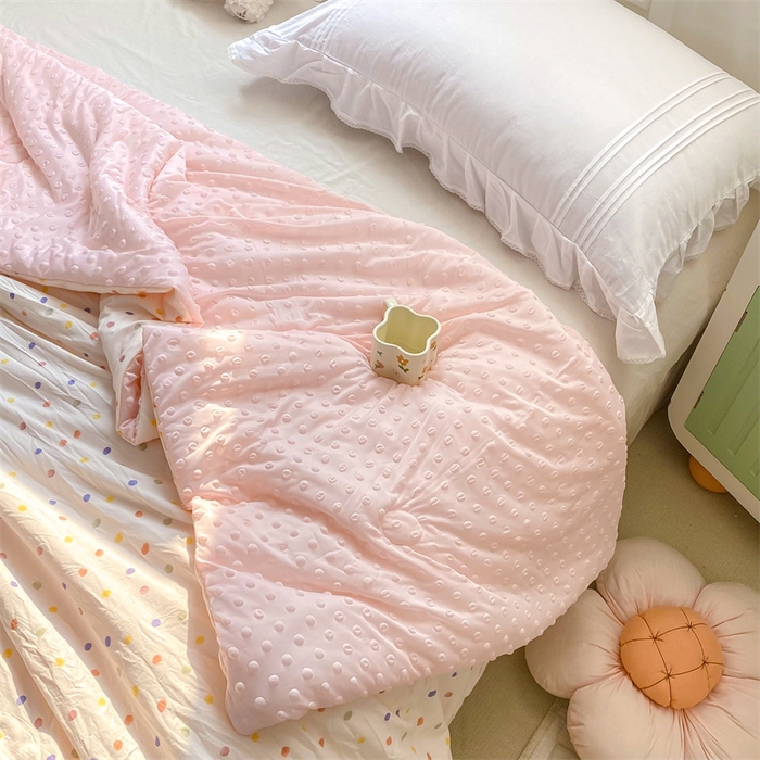 91家纺网 家纺一手货源 找家纺 米乐被业 2025新款水洗棉凉豆豆夏被 彩色波点