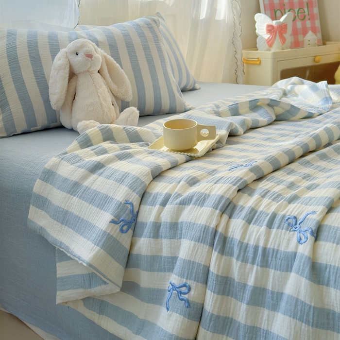 91家纺网 家纺一手货源 找家纺 木楌家居2025新款色织条纹皱皱纱刺绣款夏被 在逃公主 兰