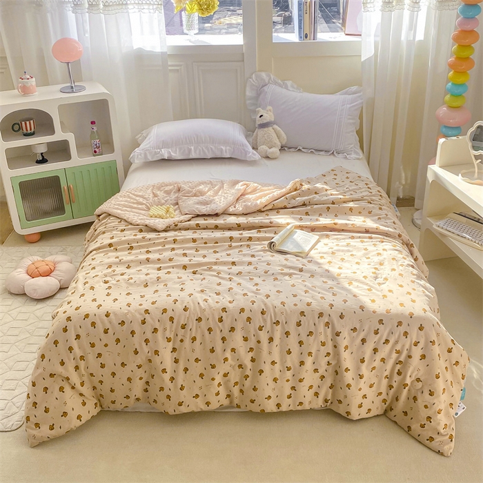 91家纺网 家纺一手货源 找家纺 米乐被业 2025新款水洗棉凉豆豆夏被 小蘑菇