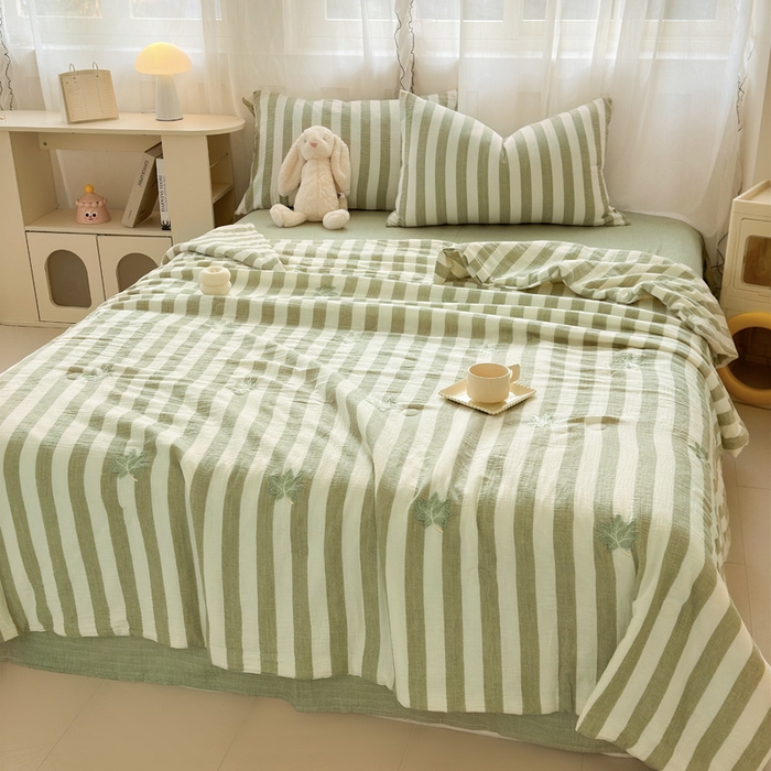 91家纺网 家纺一手货源 找家纺 木楌家居2025新款色织条纹皱皱纱刺绣款夏被 枫叶