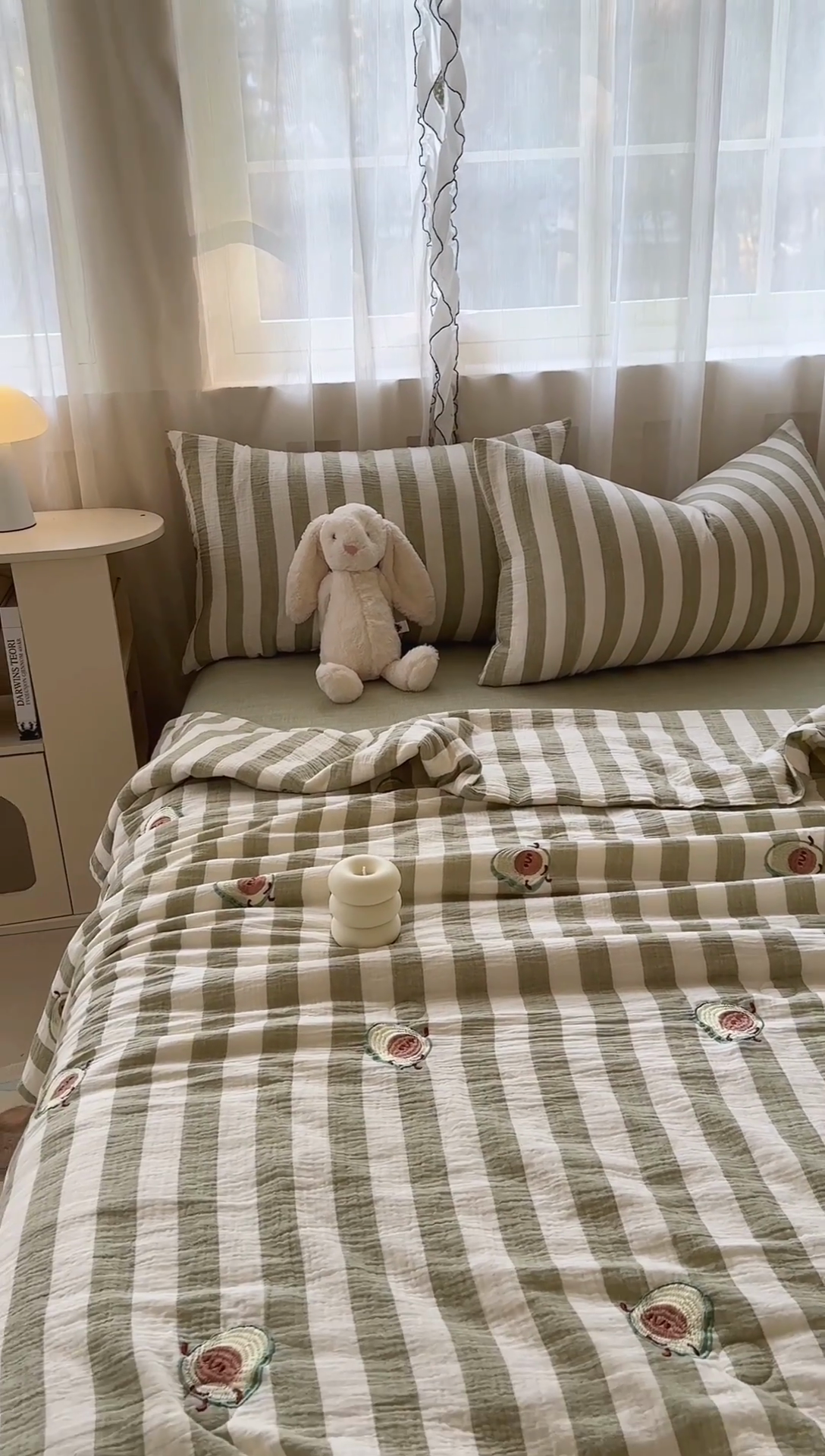 91家纺网 家纺一手货源 找家纺 木楌家居2025新款色织条纹皱皱纱刺绣款夏被 牛油果