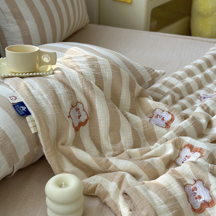 91家纺网 家纺一手货源 找家纺 木楌家居2025新款色织条纹皱皱纱刺绣款夏被 土司