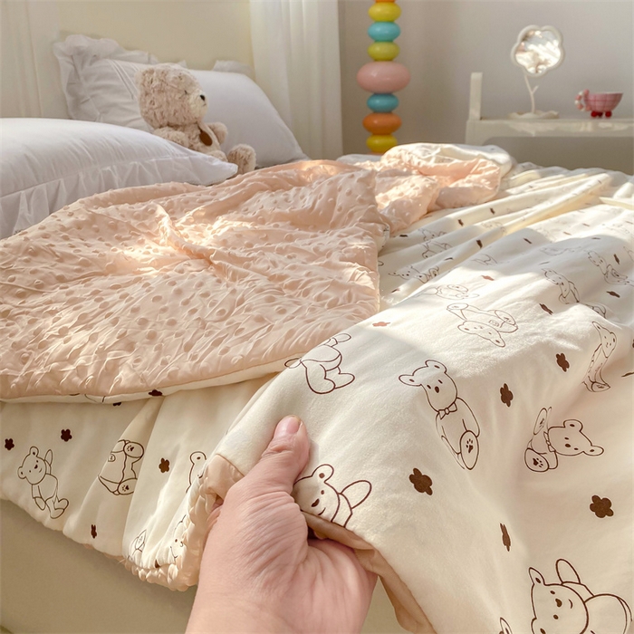 91家纺网 家纺一手货源 找家纺 米乐被业 2025新款水洗棉凉豆豆夏被 小熊院长