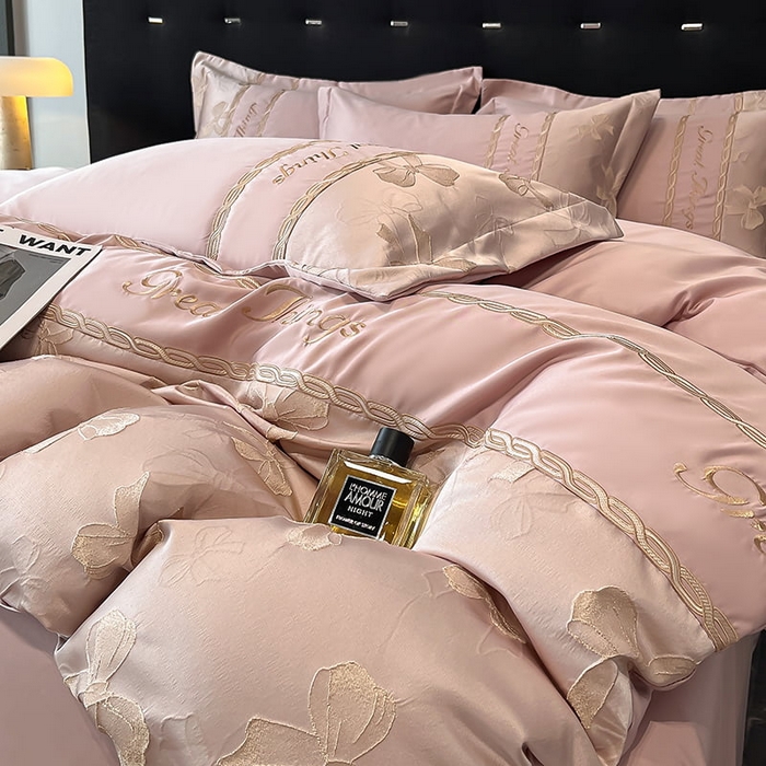 91家纺网 家纺一手货源 找家纺 金牛座家纺 2025新款金丝提花亲肤棉刺绣拼接四件套 情结-浅豆沙